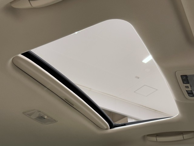 メーカーオプションにて、ムーンルーフが装備されております。