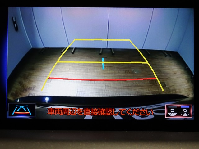 夜間でも視認性両行のバックガイドモニター。