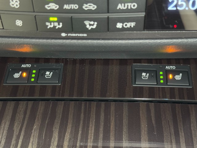 フロントシートは、ヒーター＆ベンチレーターを装備。