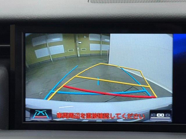夜間や雨天時の車庫入れも安心。バックガイドモニター搭載。