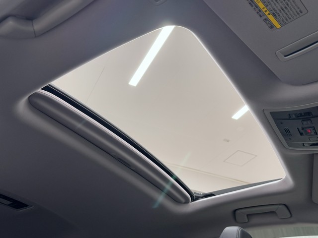 メーカーオプションにて、ムーンルーフが装備されております。