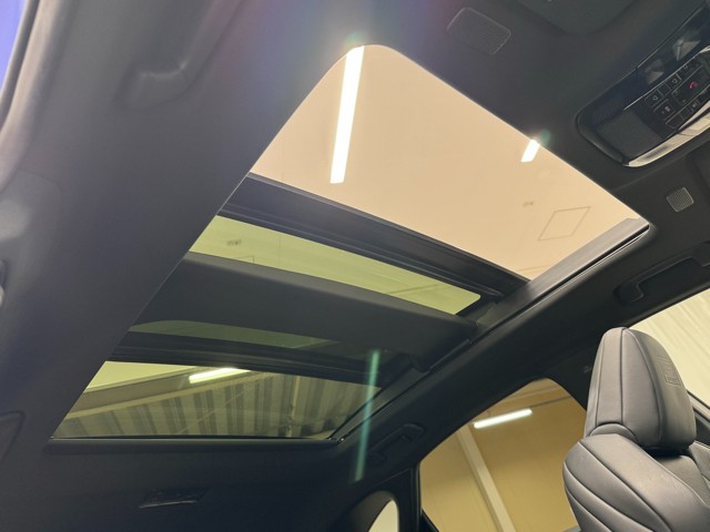 車内の開放感を演出するパノラマルーフ。