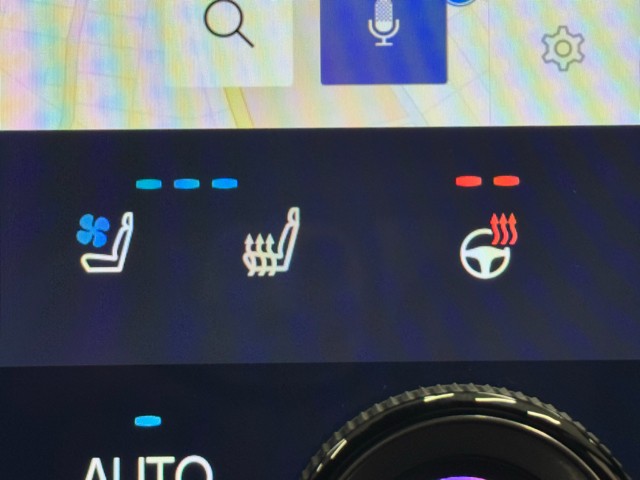 前席にはヒートだけでなく、ベンチレーションも装備