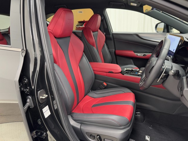 スポーティーな内装色