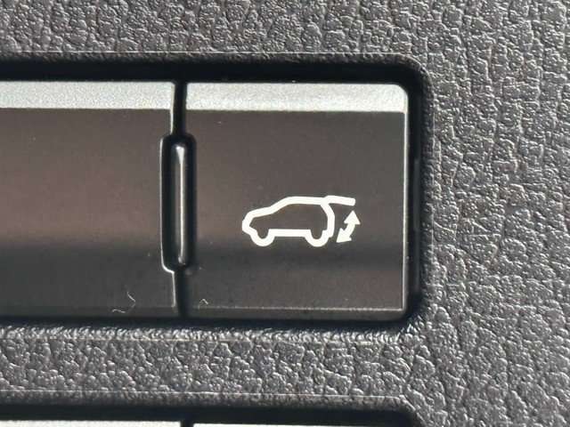 メーカーオプションにて、パワーバックドアが装備されています。