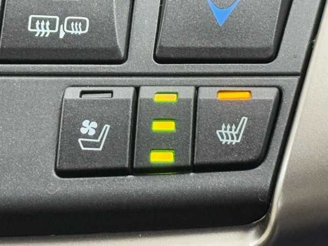 フロントシートは、ヒーター＆ベンチレーターを装備。