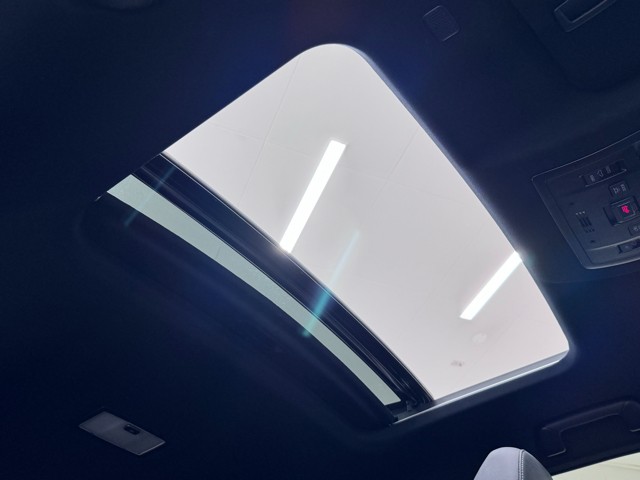 ムーンルーフ搭載。車内の開放感を演出。