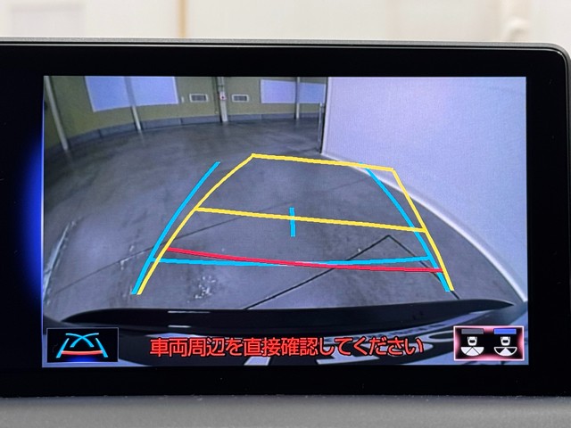 バックガイドモニター搭載。夜間や雨天時の車庫入れも安心です。