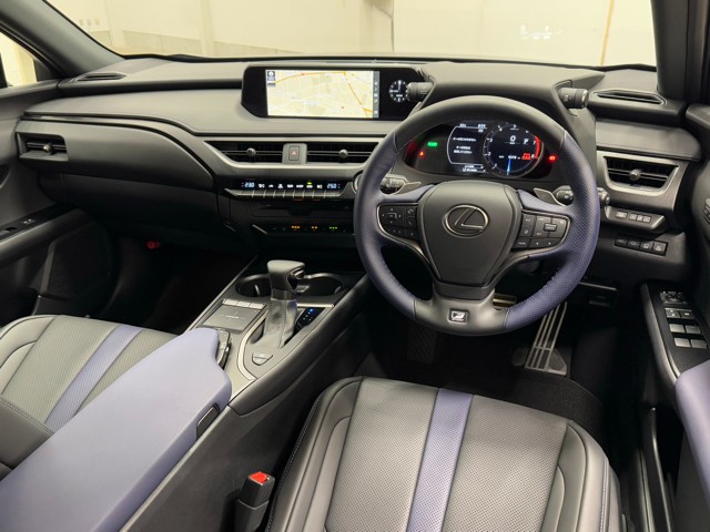 レクサス UX250h Fスポーツスタイルブル