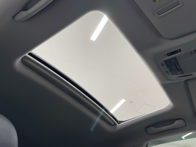 車内の開放感を演出する、ムーンルーフを装備。