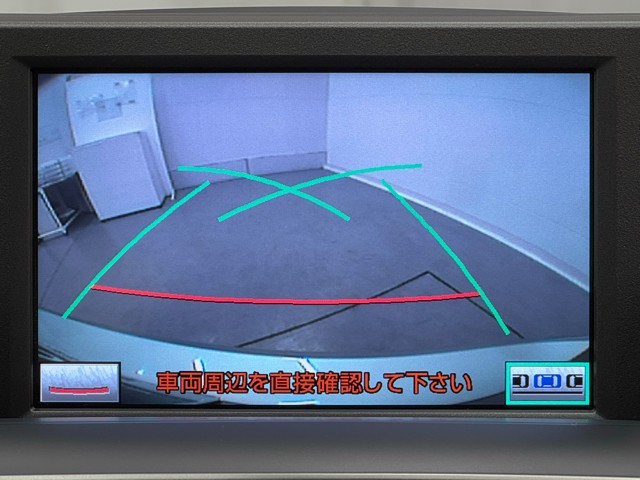 夜間でも映像が鮮やかな、バックガイドモニター付き