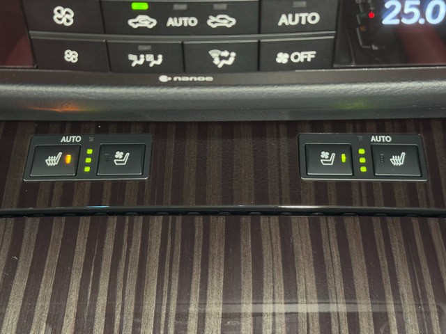 フロントシートは、ヒーター＆ベンチレーター装備。