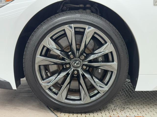 Ｆスポーツ専用２０インチホイール。