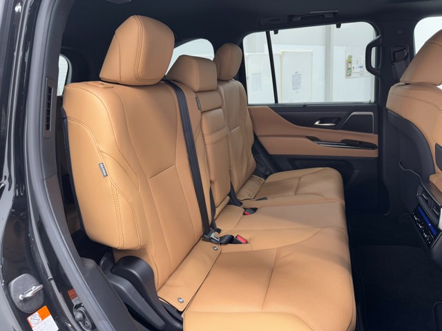 レクサス LX600 7ニン