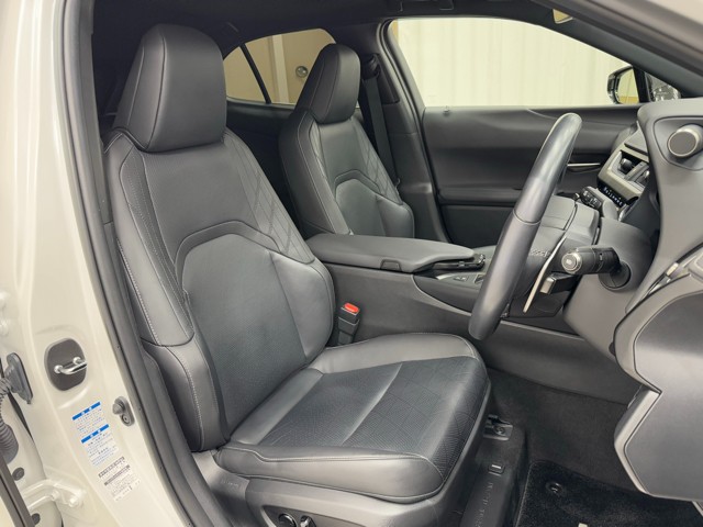 レクサス UX250h version L AWD