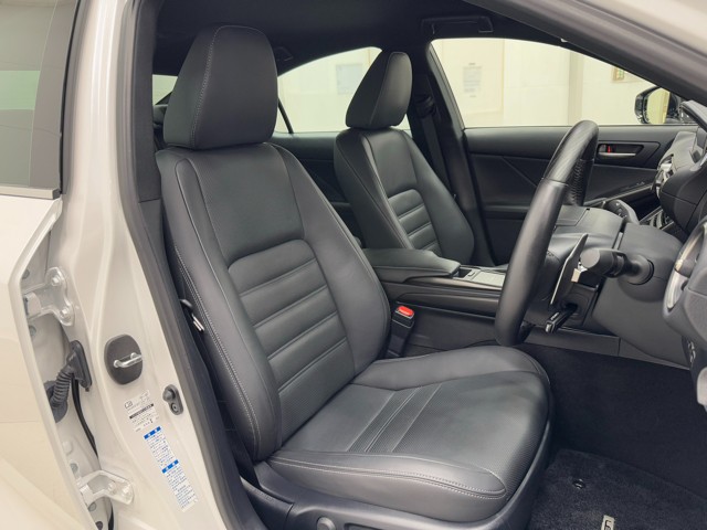 レクサス IS300h version L AWD