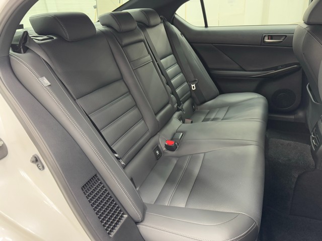 レクサス IS300h version L AWD