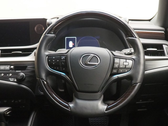 レクサス ES300h ヒョウジュンシャ