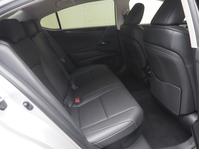 レクサス ES300h ヒョウジュンシャ