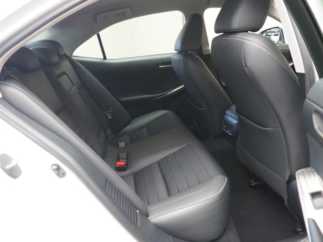 レクサス IS300h ヒョウジュン