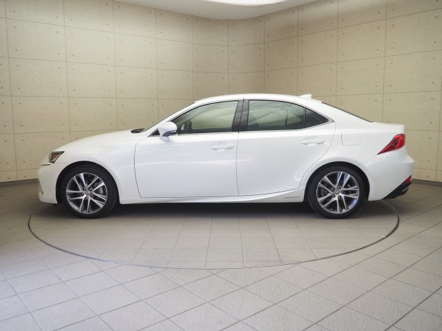 レクサス IS300h ヒョウジュン